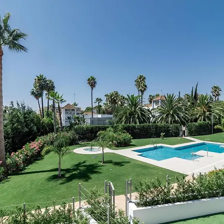 Nueva Andalucia Townhouse, Private Garden And Garage