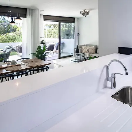 Nueva Andalucia Townhouse, Private Garden And Garage