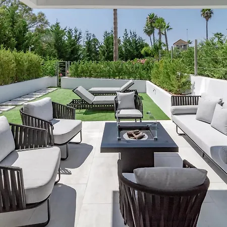 Nueva Andalucia Townhouse, Private Garden And Garage 度假居 *