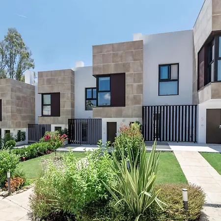 Nueva Andalucia Townhouse, Private Garden And Garage 度假居
