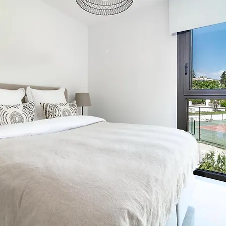 Nueva Andalucia Townhouse, Private Garden And Garage 度假居 *