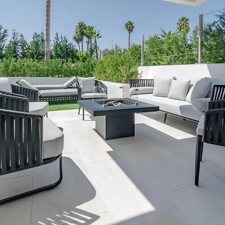 Nueva Andalucia Townhouse, Private Garden And Garage 度假居