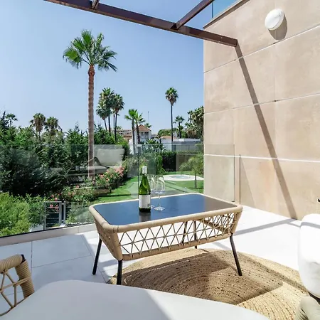 Nueva Andalucia Townhouse, Private Garden And Garage 度假居 马尔韦利亚