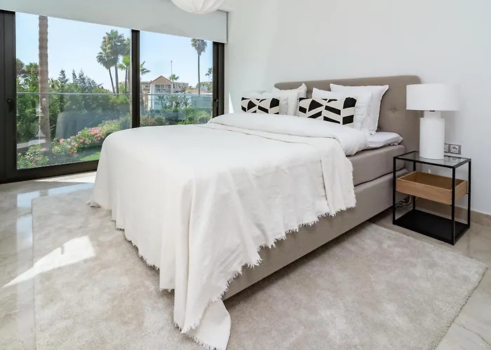 Casa vacanze Luxury Townhouse Golden With Garden Views & Garage